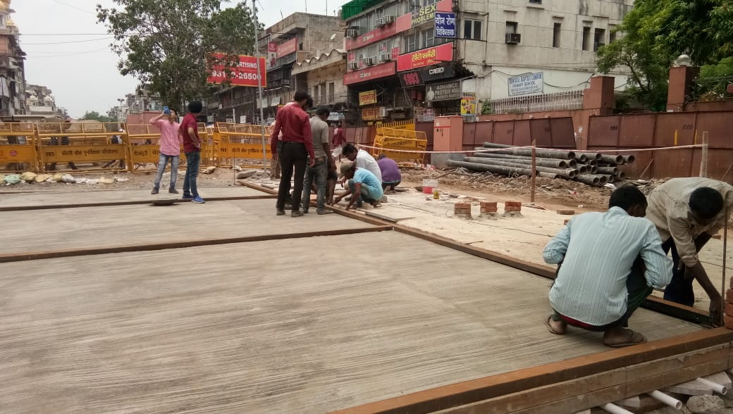 LambaAlka's tweet image. चमकेगा मेरा चाँदनी चौक :),लाल क़िले से फतेहपुरी,मेन रोड चाँदनी चौक की सारी सुविधाओं (बिजली की तारें, पानी-सीवर की लाइनें,फायर हाइड्रेंट का काम पूरा)
फाइनल फिनिशिंग,कारपेटिंग का काम शुरू 👍
7 अगस्त को #SRDC बोर्ड की मीटिंग में ट्रैम को लेकर होगा फ़ैसला 😊👍.
बस अब और इंतजार नही😊.