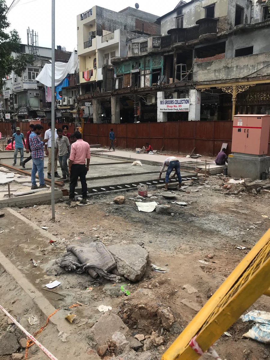 LambaAlka's tweet image. चमकेगा मेरा चाँदनी चौक :),लाल क़िले से फतेहपुरी,मेन रोड चाँदनी चौक की सारी सुविधाओं (बिजली की तारें, पानी-सीवर की लाइनें,फायर हाइड्रेंट का काम पूरा)
फाइनल फिनिशिंग,कारपेटिंग का काम शुरू 👍
7 अगस्त को #SRDC बोर्ड की मीटिंग में ट्रैम को लेकर होगा फ़ैसला 😊👍.
बस अब और इंतजार नही😊.