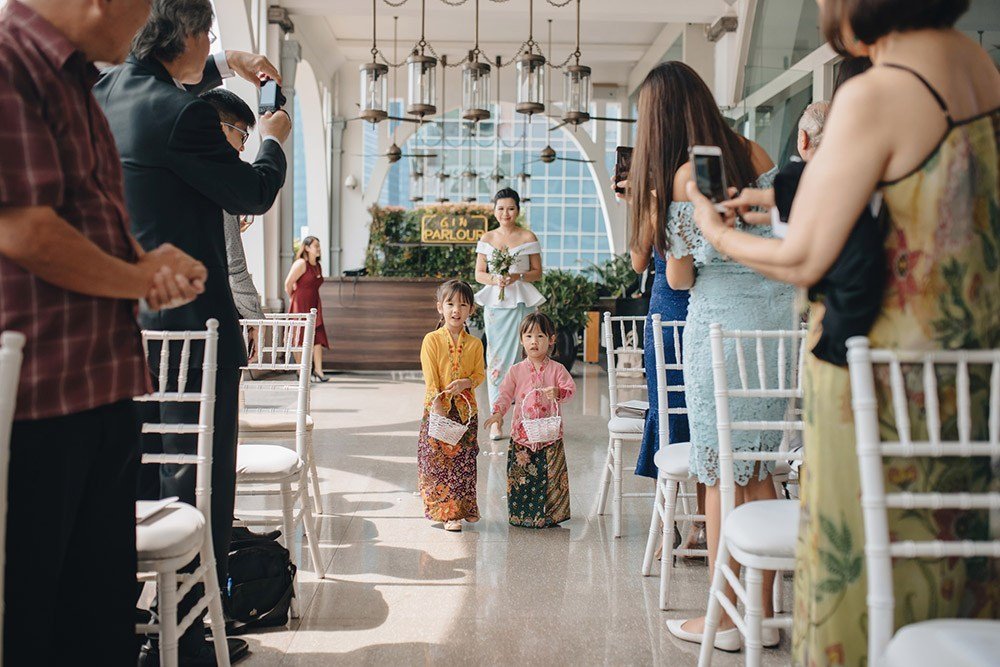 fullertonbaysg's tweet photo. An elegant #wedding with a Peranakan twist. From the fragrant dried flowers and gold leaves to the Peranakan colours and patterns, we’re in love with the stunning details of this gorgeous wedding held at The Clifford Pier!
 https://t.co/lZ9yYXzAG0

📸: VRP Photography https://t.co/GnrswOeDkp