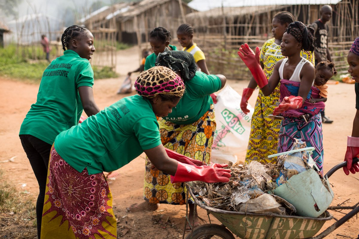 Today, on #AfricanWomenDay we celebrate the contribution of all African women to #conservation! In Bomassa, the Women's Association for the Environment is taking action to fight pollution in the village. Thank you for taking a stand!