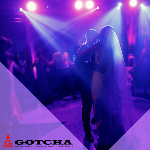 Na een prachtige dag hoort natuurlijk een onvergetelijk #trouwfeest. 💍 Heb jij al wel een #locatie maar nog geen #DJ? Geen stress, #GotchaGroup regelt het! 💃🕺 Neem een kijkje op onze website: bit.ly/2IXmL49.