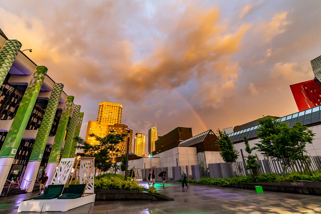 Monmontreal's tweet photo. Les chaudes journées d'été à Montréal mènent parfois vers des tempêtes et des arcs-en-ciel impressionnants 🌦🌈 
📍@QDS_MTL
📷 @evablue 
#Cieldete #Montreal https://t.co/lzmrQx2RL9