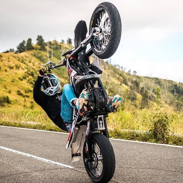 Miércoles de #moto y #wheelie 🤘🤘 Hoy compartimos este #wheeliewednesday 📷 de @giogi_43 y <a href="/k/">k</a>.im_a_biker