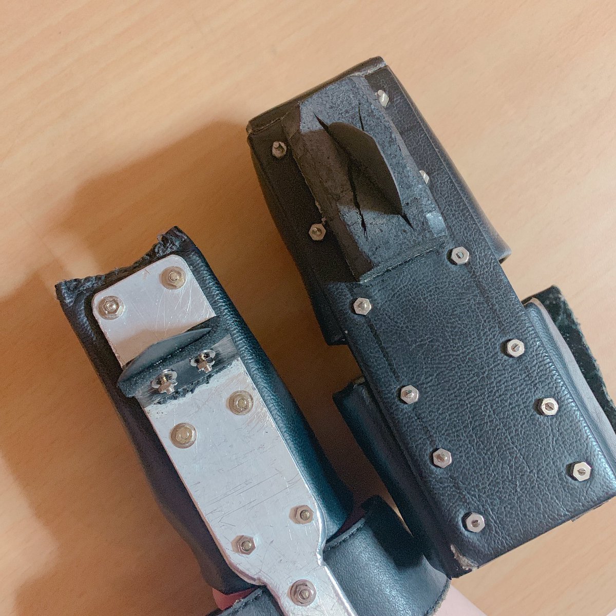 Lisaのギターピック 立って弾く用standing(L)と座って弾く用sitting(R