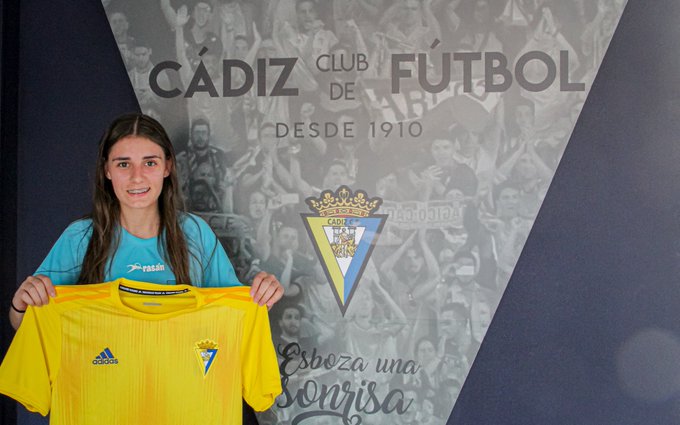 María Alexandra posando con su nueva camiseta (Foto:CCF).