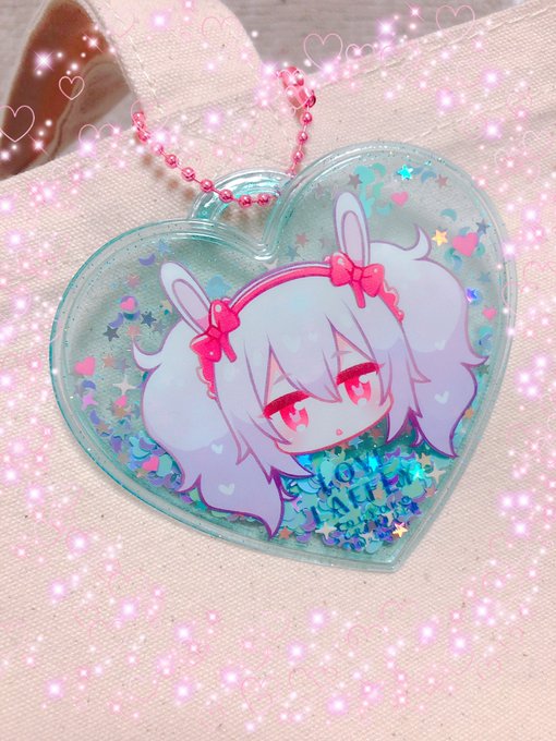 グッズセットに入るラフィーちゃんハートネームタッグ🐰💕写真がダメすぎて伝わらないけどうさちゃんグリッター入りでラメラメキラキラしてます 