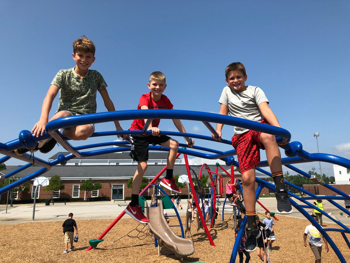 We are hiring for our lunch/recess team supervising and supporting students in the lunch and cafe. Consider joining us for an awesome school year! #EaglesRISE applitrack.com/napls/onlineap…