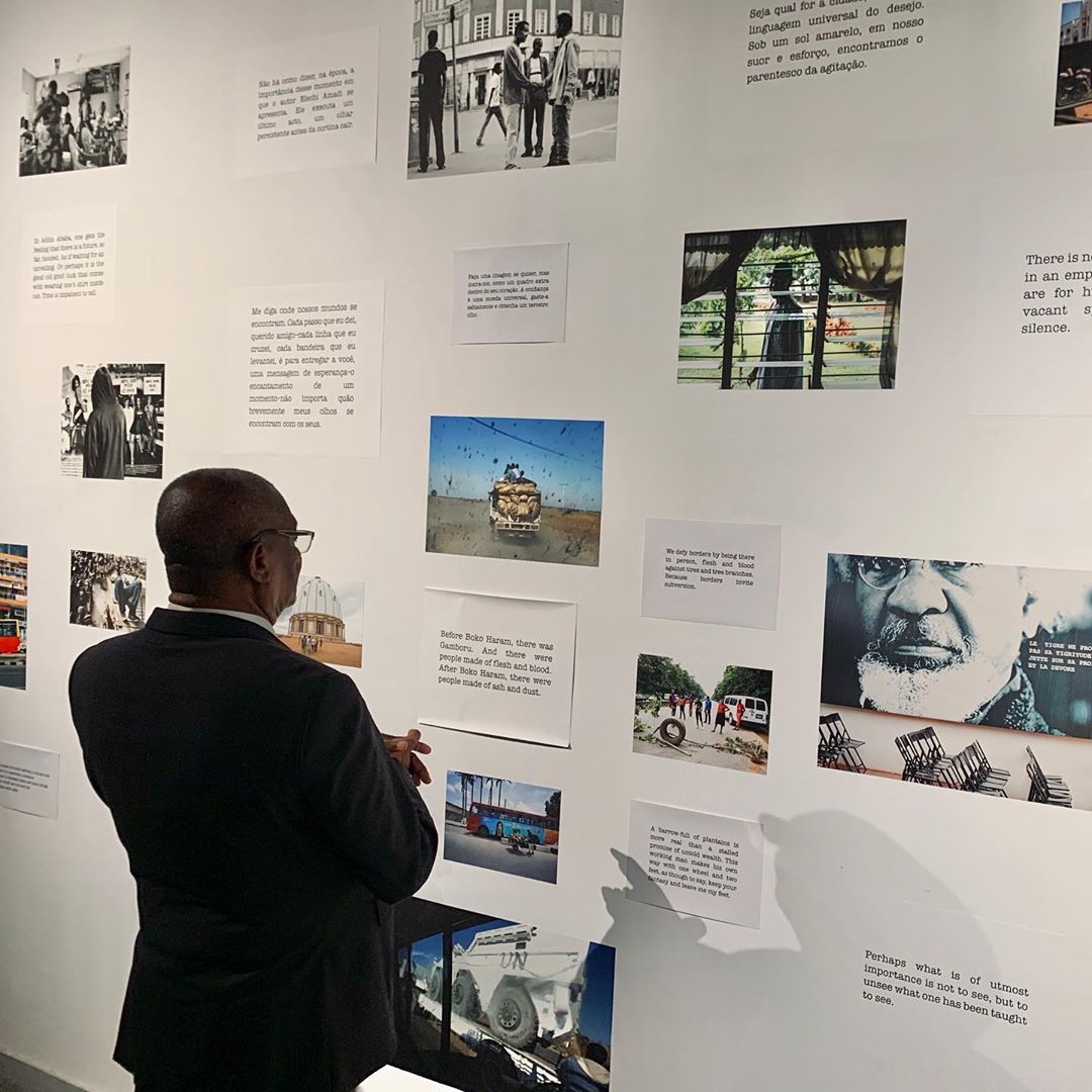 InvisibleBord's tweet photo. The Invisible Borders Trans-African Project in São Tomé. Opening night of the N'golá Biennial.

Also, peep the president of São Tomé, His Excellency Evaristo Carvalho, absorbing the content of exhibition.

#InvisibleBordersInSaoTome #10YearsOfInvisibleBorders #TranscendingBorders https://t.co/VWSogKs9XG