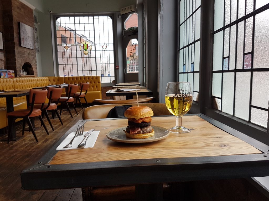 Details of #dogfriendly pubs, bars and restaurants i have discovered on my travels in #Birmingham 

Photo is of a delicious burger at <a href="/thepigandtail/">The Pig & Tail</a> in the #jewelleryquarter

rjontour.co.uk/dog-friendly-b…