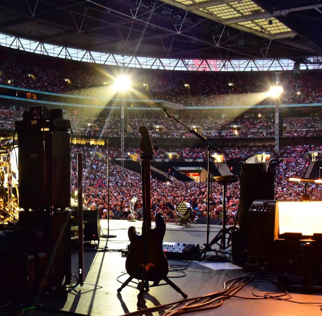 Line6's tweet image. #TheWho bassist #JonButton ‘s set up at Wembley, including his #Line6 #Helix. 

Repost: @jonbuttonbass 
“Wembley.
The Who.
Epic.”