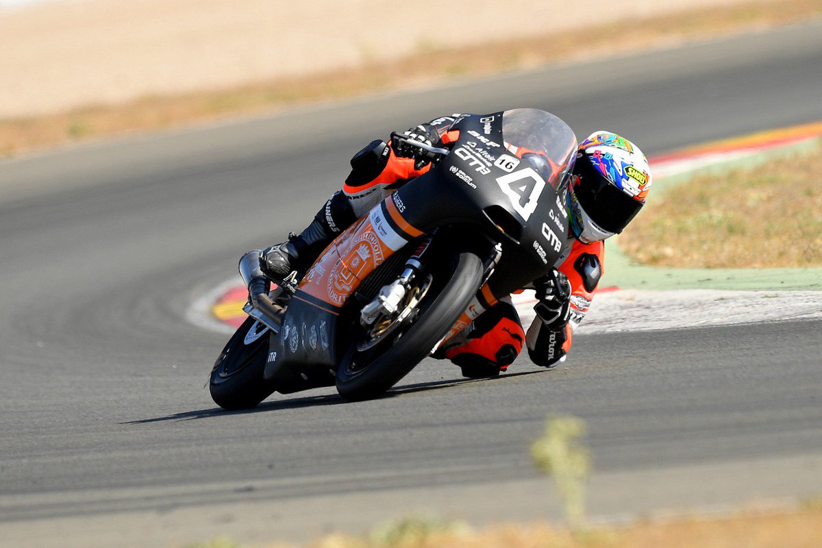 UPM_Motostudent's tweet photo. ¡Miércoles sobre ruedas! 🏁 Os traemos el ⚠ nuevo mono de carreras ⚠ que @EmilioGuerra 🐢 estrenó en la última cita del #motoengineeringcup gracias a @redpisosan , quien ha asumido el coste del mismo y le da a nuestro piloto un extra en seguridad y comfort 👌👌 https://t.co/meJX4nBl45
