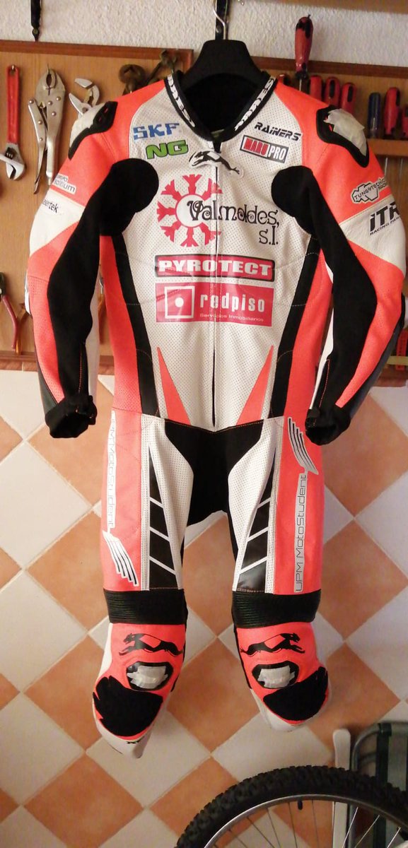 UPM_Motostudent's tweet photo. ¡Miércoles sobre ruedas! 🏁 Os traemos el ⚠ nuevo mono de carreras ⚠ que @EmilioGuerra 🐢 estrenó en la última cita del #motoengineeringcup gracias a @redpisosan , quien ha asumido el coste del mismo y le da a nuestro piloto un extra en seguridad y comfort 👌👌 https://t.co/meJX4nBl45