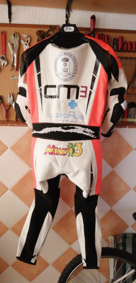 UPM_Motostudent's tweet photo. ¡Miércoles sobre ruedas! 🏁 Os traemos el ⚠ nuevo mono de carreras ⚠ que @EmilioGuerra 🐢 estrenó en la última cita del #motoengineeringcup gracias a @redpisosan , quien ha asumido el coste del mismo y le da a nuestro piloto un extra en seguridad y comfort 👌👌 https://t.co/meJX4nBl45
