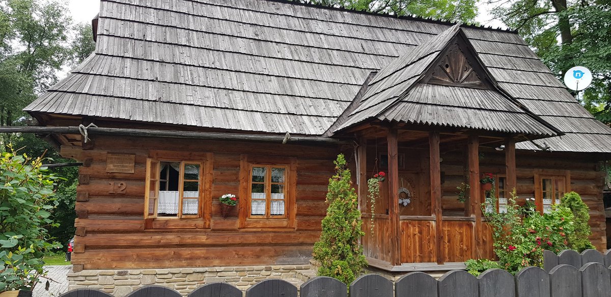 Awesome wooden architecture in Zakopane. 
#zakopane #woodenarchitecture #visitpoland #polan #architecturephotography