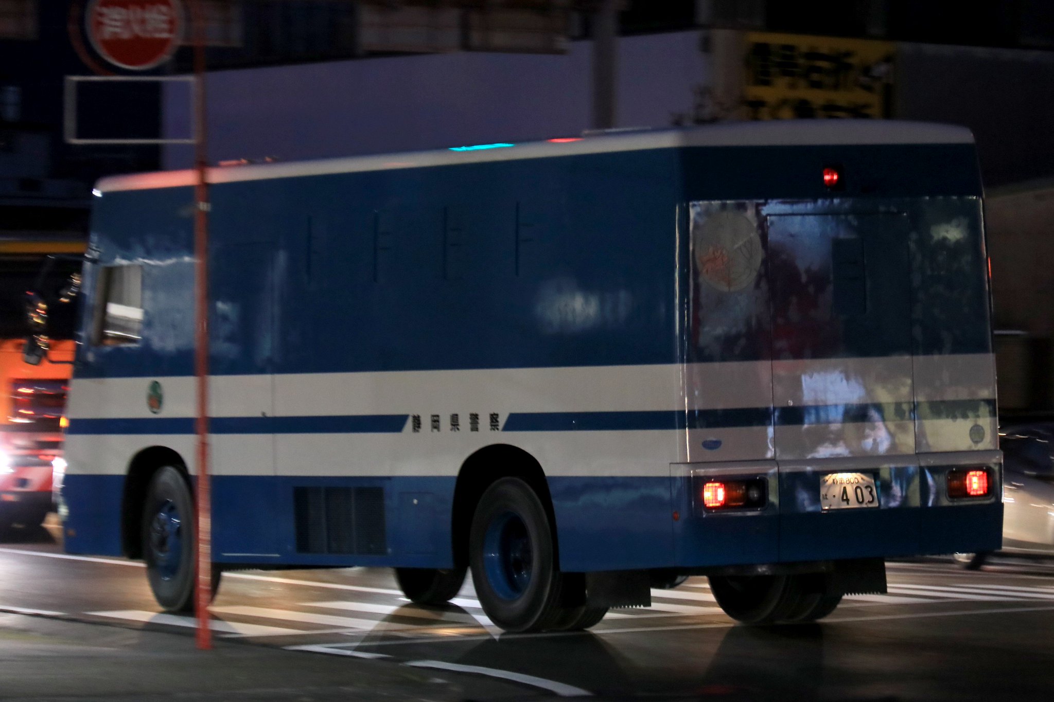 على تويتر 静岡県警察 機動隊 警備車兼輸送車 H14年度に国費配備された警備車兼輸送車 三菱ふそうスーパーグレートがベースです