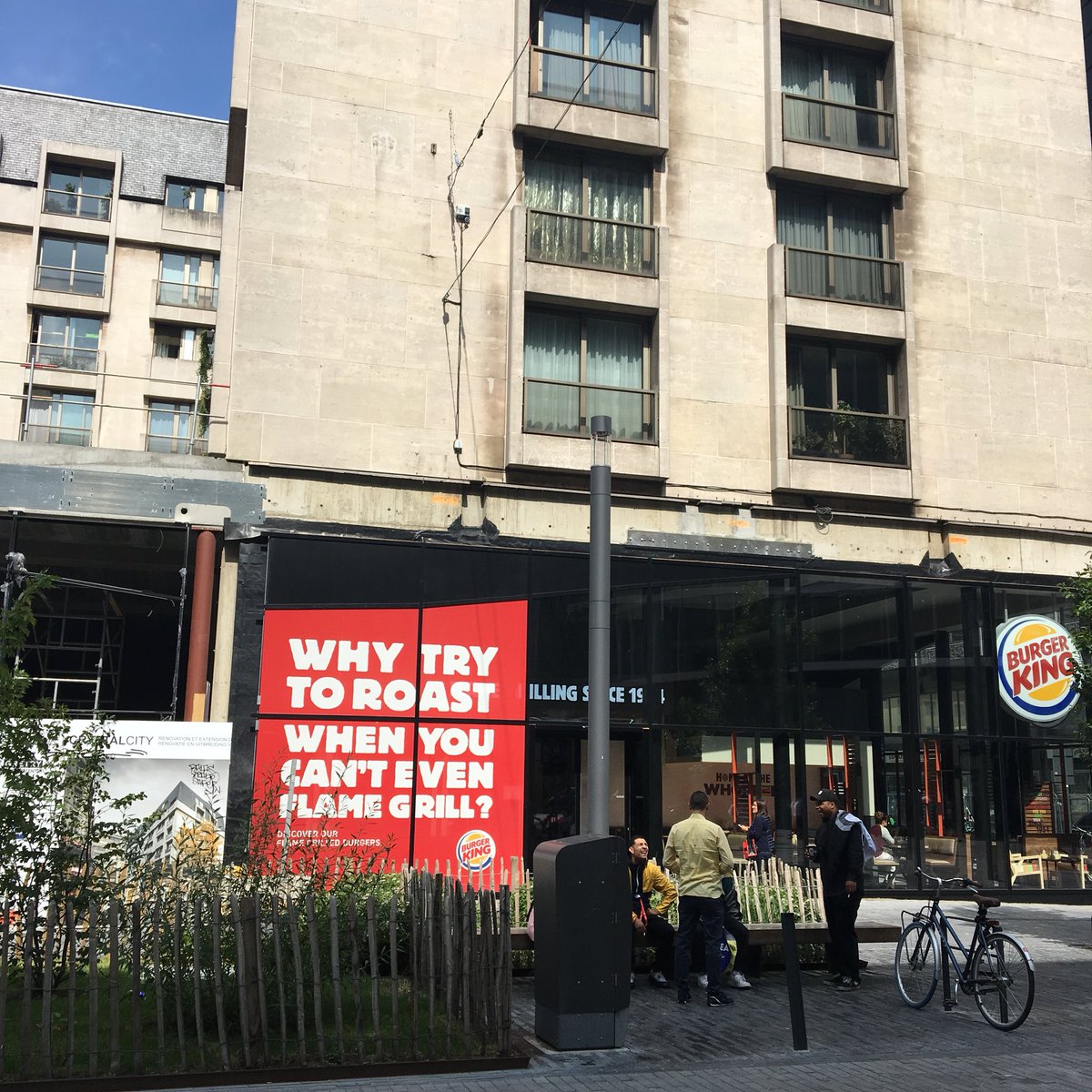 Afropeandoll's tweet image. Un burger Burger King s’est installé à Bruxelles à 2minutes du MacDo et je ricane lisez un peu leurs affiches 💀