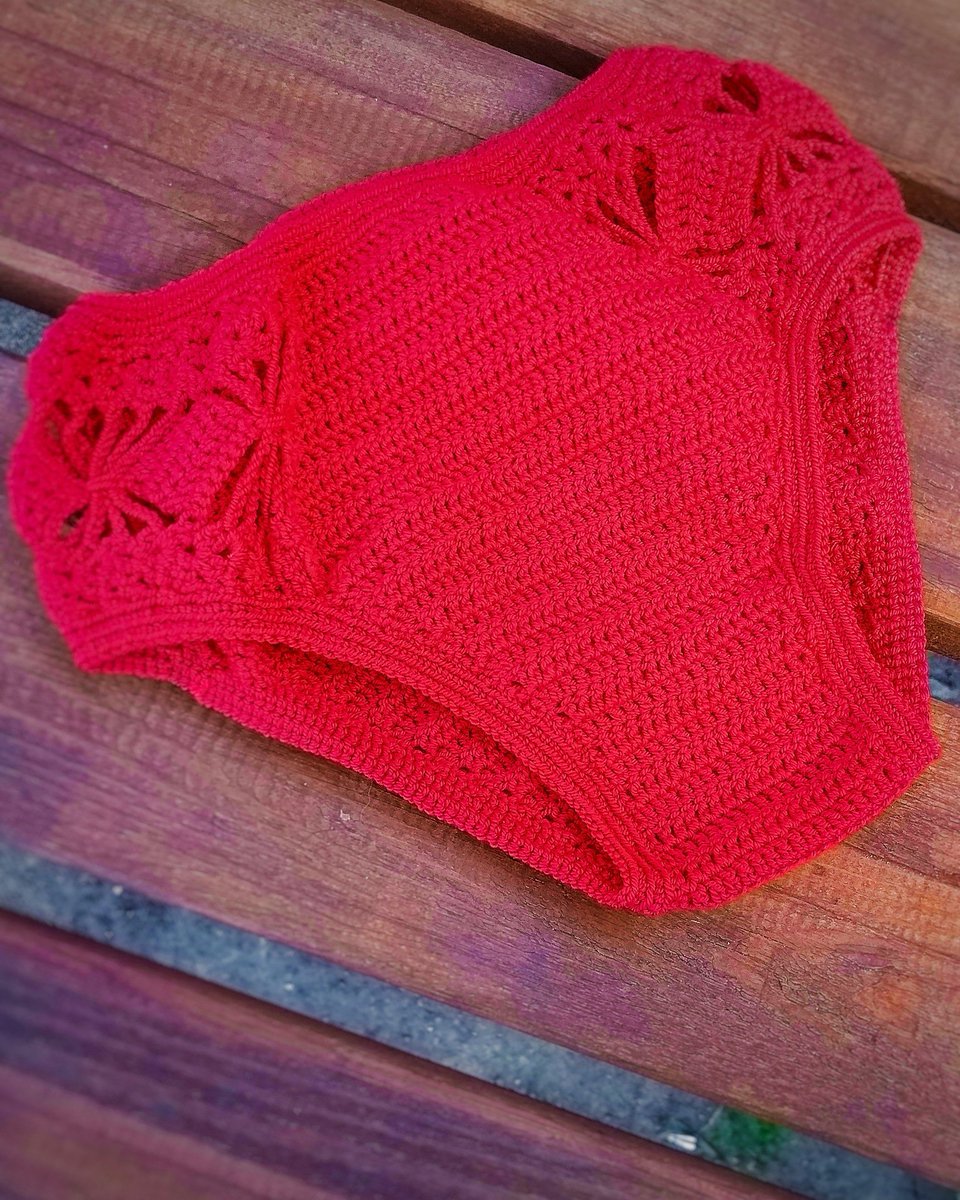 Дочь почти готова на морюшко 👙🏖️🌅    
Осталось только завязки довязать 😁
.
.
.
#купальниккрючком #купальники #вязание #вяжутнетолькобабушки #crochet  #knitwear #kniting #вяжунетужу #бикини