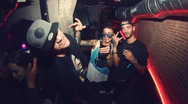 A mi me sobra la sudadera me abriga la borrachera 😎🍻
•
•
•
#party #allday #summer #madrid #last #trip #jungle #madrid #city #erin #erinlautopiadelnorte @lautopiadelnorte @dogfluteclothing 📸 @thejunglesessions