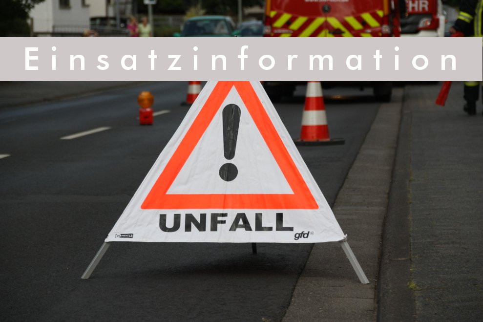 Vollsperrung der B457 nach VU. Feuerwehr im Einsatz. Fahrt vorsichtig