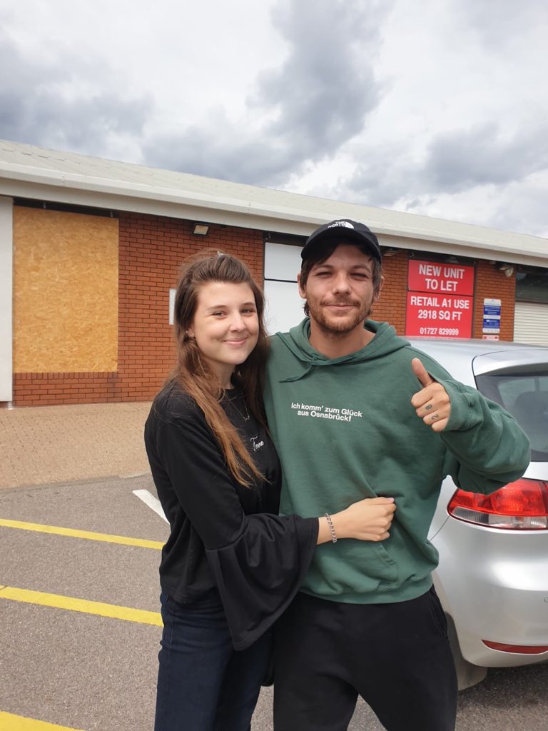 KingLWTPromo's tweet image. 📲 | Louis with a fan today ♥️

For anyone who’s curious, his shirt (according to Google Translate) says “Luckily I come from Osnabrück”? We’re confused 

31.07.19
© heyangeltommo