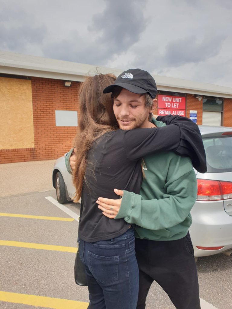 KingLWTPromo's tweet image. 📲 | Louis with a fan today ♥️

For anyone who’s curious, his shirt (according to Google Translate) says “Luckily I come from Osnabrück”? We’re confused 

31.07.19
© heyangeltommo