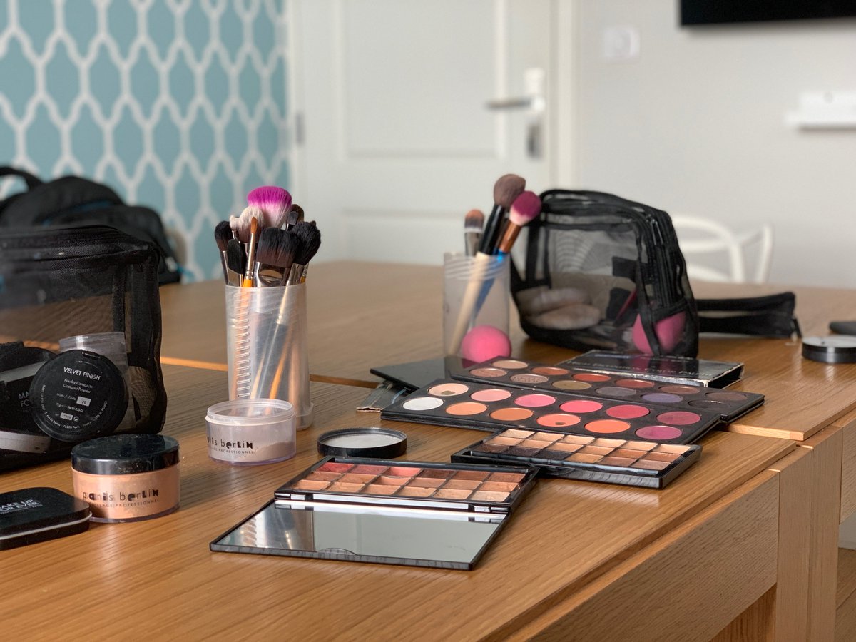 Ça bosse dur à <a href="/lapetiteserre/">La petite Serre</a> cet été pour <a href="/Matt_Gio/">Matthieu Gioani</a> &amp; <a href="/RomainFenouil/">Romain Fenouil</a> 😅 Collaboration <a href="/Thinkovery/">Thinkovery</a> x <a href="/OhMyPrez/">OhMyPrez !</a> pour vous proposer plein de surprises pour la rentrée 😉