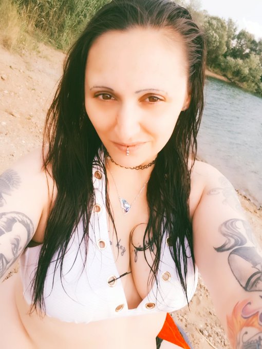 Sch&ouml;ne Gr&uuml;&szlig;e vom See.... N&auml;chstes mal dann oben ohne:) Wenn du die geilen Hupen mal Live sehen willst