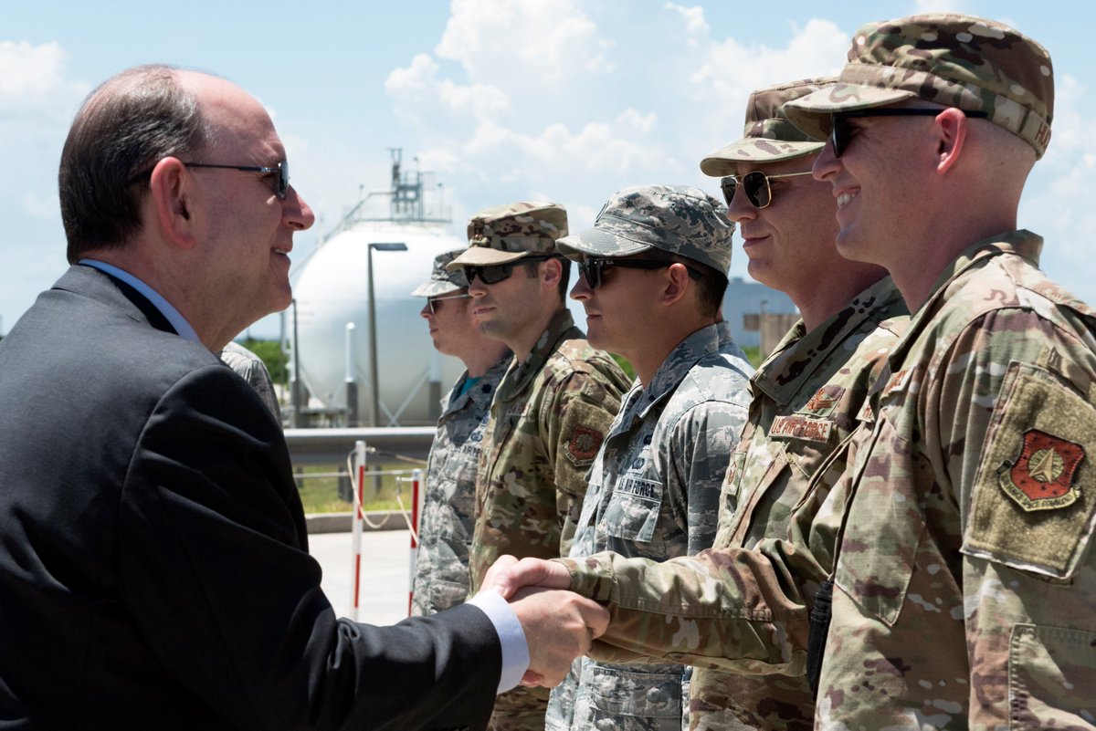 .<a href="/ActingSecAF/">Matthew Donovan</a> Matthew Donovan visited the men and women <a href="/45thSpaceWing/">Du học Teco</a> and attended the 50th anniversary event of NASA’s historical Apollo 11. #Apollo50th
bit.ly/2SRr2uA