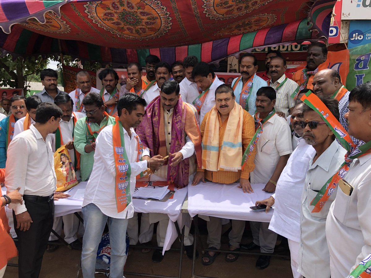 sunilsuri4bjp's tweet photo. BJP membership drive at Vinayak Nagar in Malkajgiri Assembly constituency under the able leadership of Shri Ramchandra Rao Garu @RaoMlc, @PMuralidharRao Garu, @Kantharao Garu,  @drsmallareddy Garu and others Karyakarthas participated. @BJP4Telangana @BJP4India @JPNadda https://t.co/nodZYo99vU