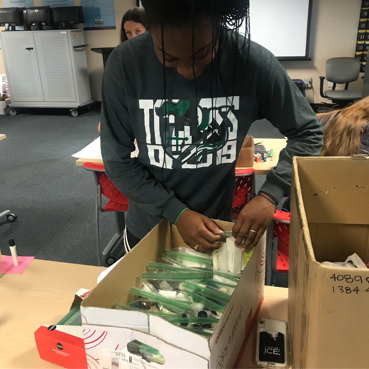 SASC_FAU's tweet photo. Big shout out to @FAU_WBB for stopping by yesterday to help make “Welcome Back” posters for our upcoming Elementary School welcome back event.They also sorted/packed hotel toiletries which will be donated to the Butterfly House in Palm Beach County #GivingBackInParadise👌🏼🦉🏀🌴☀️ https://t.co/Q9smO2RfL5