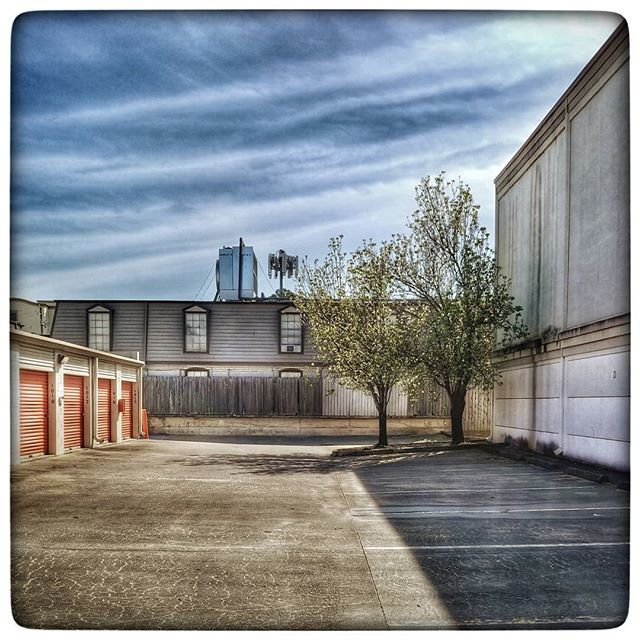 RA_IMAGES's tweet photo. It's just how you look at things...
#beautyisallaround #us #simplicity #onawintersday #Houston #cityscape #wispyclouds #storage #ra_images #rogerapplewhite https://t.co/BHAGrBAGu8 https://t.co/187bJVhIV0