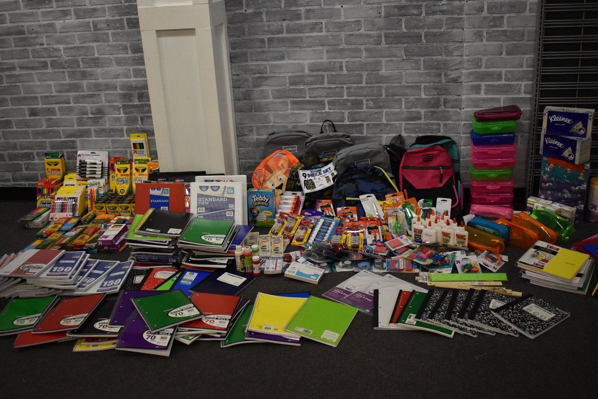 MsArielKnox's tweet photo. The donations, so far, from all of Caesar's lovely two legged friends who came to his birthday party.
We're not done either! Donation bin available at Keizer Station Staples and we'll be there on the 17th for pics and hugs & more donations!
#imwiththellama #CaesarCares https://t.co/TDNUmf3z1h