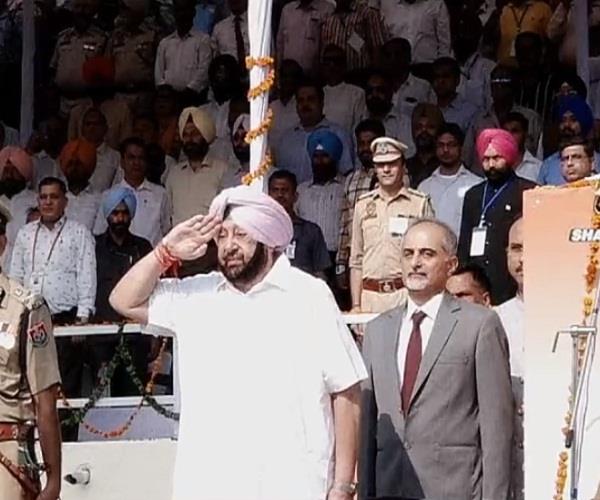 JagbaniOnline's tweet photo. #JBBreaking:
ਮੁੱਖ ਮੰਤਰੀ ਕੈਪਟਨ ਅਮਰਿੰਦਰ ਸਿੰਘ ਨੇ ਜਲੰਧਰ 'ਚ ਲਹਿਰਾਇਆ ਤਿਰੰਗਾ
https://t.co/H0LkBSJdSU
#IndependenceDay #HappyIndependenceDay #IndependenceDay2019 #JaiHind 🇮🇳 #IndiaIndependenceDay .@capt_amarinder .@CMOPb .@PunjabGovtIndia https://t.co/1eYt3DSoSV