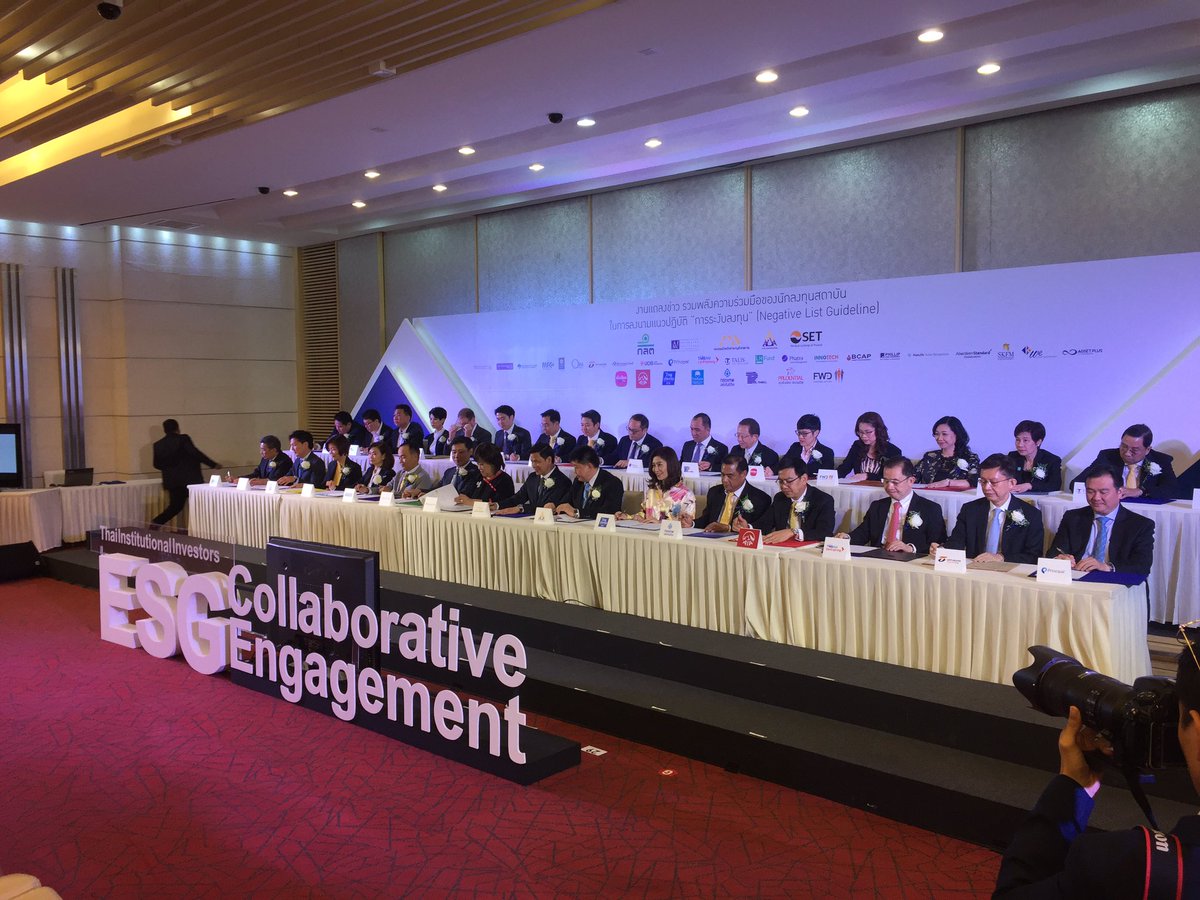 nititepTYN's tweet photo. กบข.จับมือนักลงทุนสถาบัน 32ราย ลงนามแนวปฏิบัติ”การระงับลงทุน” ( Negative List Guideline) ในบ.จดทะเบียนที่มีปัญหาESG ทำธุรกิจไม่คำนึงถึงสิ่งแวดล้อม สังคม และธรรมาภิบาล เพื่อกระตุ้นให้เกิดการลงทุนอย่างรับผิดชอบต่อสังคม @SMcot @TNAMCOT https://t.co/VesWjoCVGJ