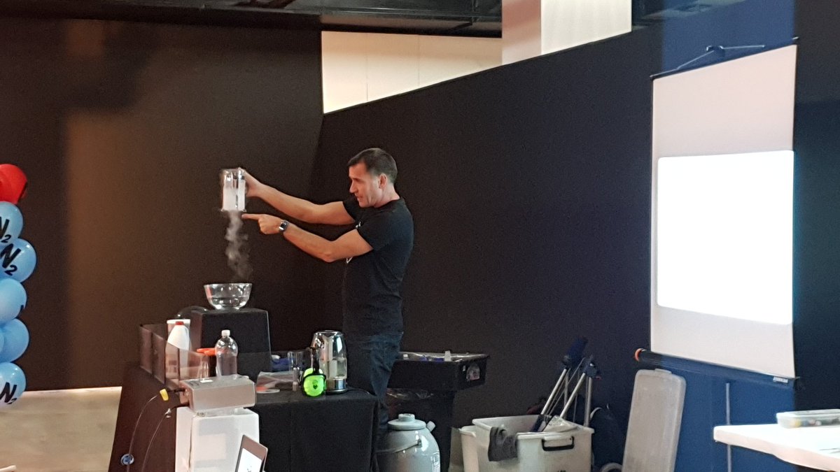 AMscifest's tweet photo. Hot tip: to figure out of this substance is hot or cold check which way the cloud is travelling. Up = hot; down = cold. #SITC19 https://t.co/p5VH5xuiLs