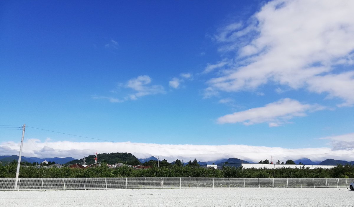 見よ これが 東北の背骨 と言われる 奥羽山脈 の力だ 雲がくっきり分かれていた フェーン現象の教材にしたいレベル Togetter
