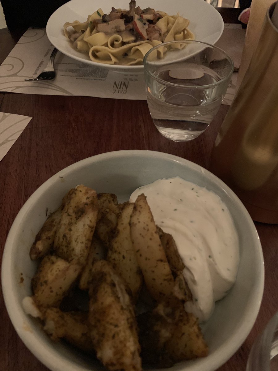 MomentiCulinari's tweet photo. #PalabrasQueMatan
“La cocina cierra a las 10 pm”
(9.35 pm) #CafeNin
Pero cenamos delicioso! 😋 https://t.co/GJvb7g9HNM