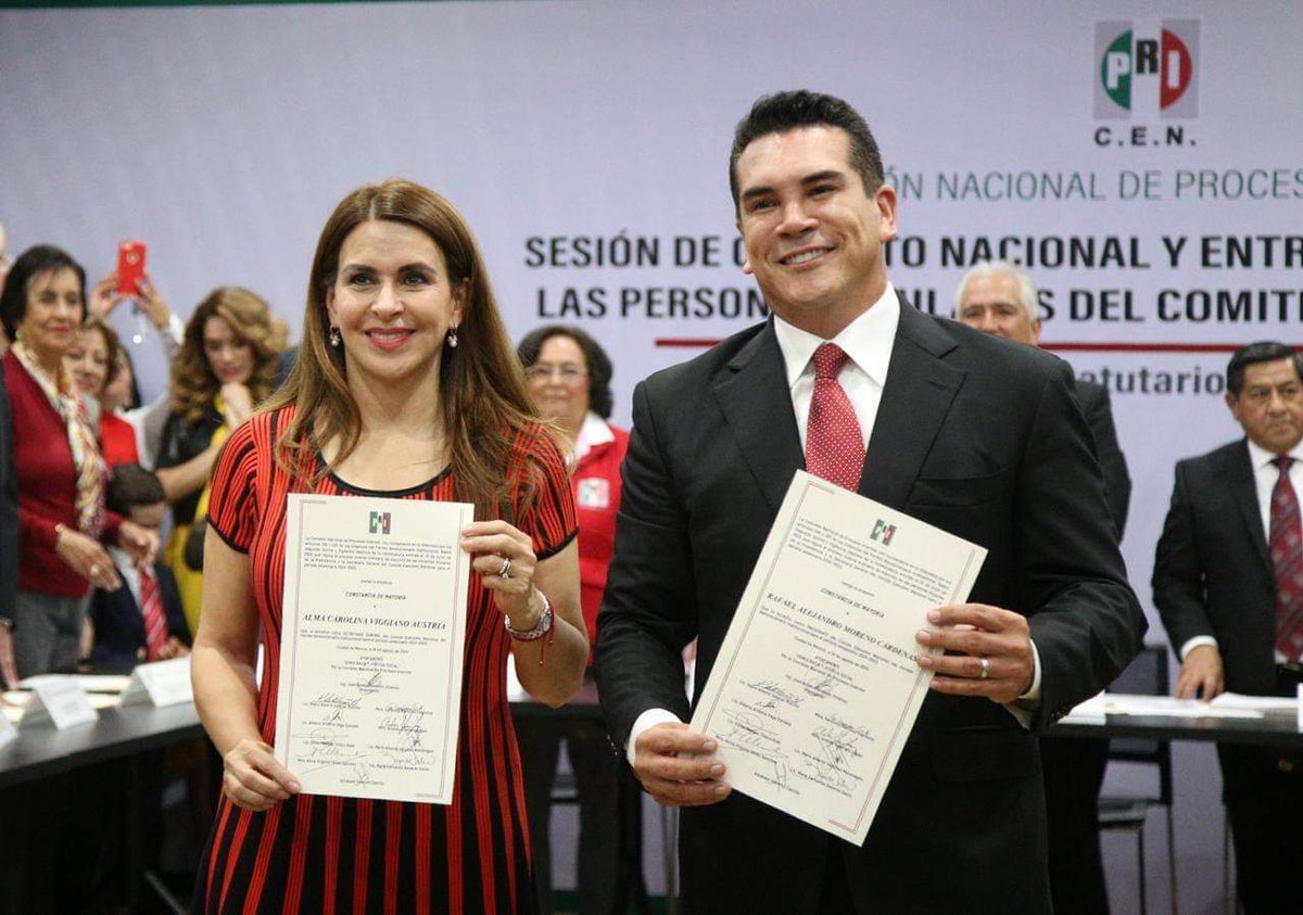 CuliacanY's tweet photo. Entrega de constancia a la nueva dirigencia del @PRI_Nacional
Como Presidente @alitomorenoc y @caroviggiano  Secretaria General 🇲🇽👏🏻
Enhorabuena el mayor de los éxitos asumiendo las riendas de todos Priistas 👊🏻

#LaFuerzaDeLaMilitancia
#SinaloaConAlitoyCarolina https://t.co/GywTTtUZDe