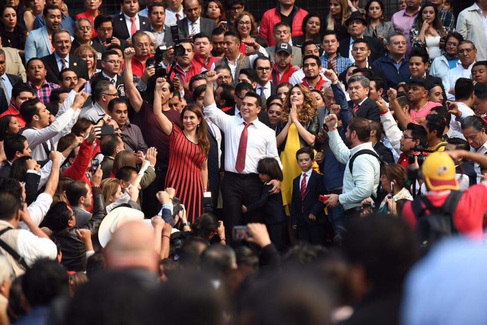 CuliacanY's tweet photo. Entrega de constancia a la nueva dirigencia del @PRI_Nacional
Como Presidente @alitomorenoc y @caroviggiano  Secretaria General 🇲🇽👏🏻
Enhorabuena el mayor de los éxitos asumiendo las riendas de todos Priistas 👊🏻

#LaFuerzaDeLaMilitancia
#SinaloaConAlitoyCarolina https://t.co/GywTTtUZDe