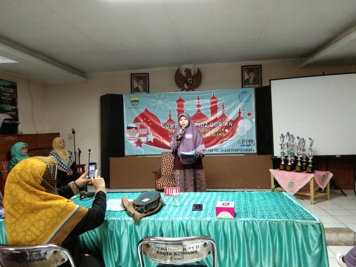 PKK_DC's tweet photo. Pembagian Hadiah Tahfidz Qur'an Program PIPPK Lingkup PKK Kelurahan Dunguscariang #Dcberkibargemilang https://t.co/2UbGnNsDYw