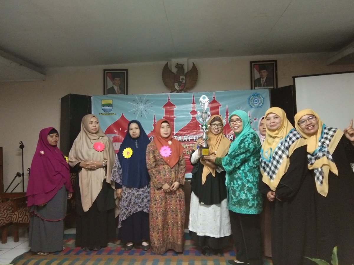 PKK_DC's tweet photo. Pembagian Hadiah Tahfidz Qur'an Program PIPPK Lingkup PKK Kelurahan Dunguscariang #Dcberkibargemilang https://t.co/2UbGnNsDYw