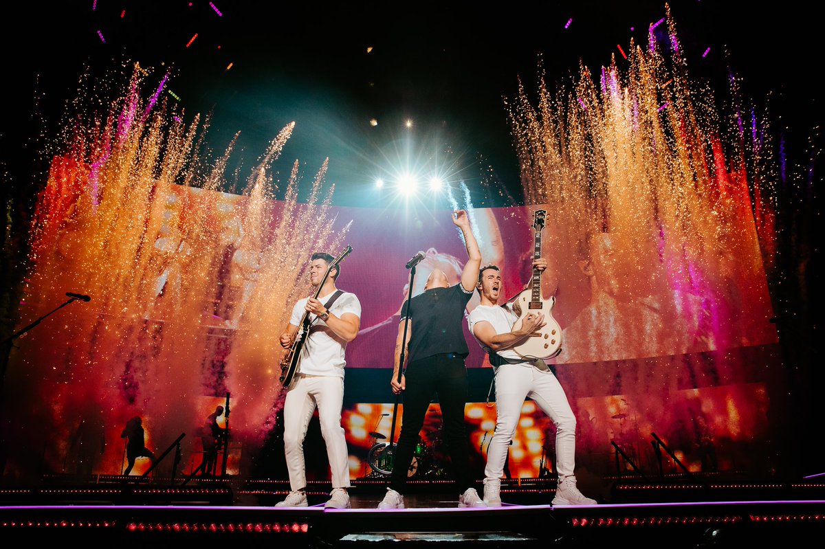 nickjonas's tweet photo. Thank you Raleigh. We love you. https://t.co/Hf3cQ4w2IL