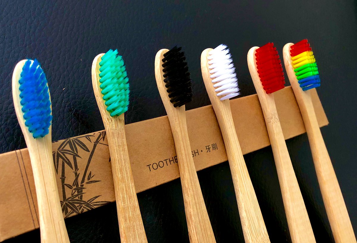 hecttorNavarro's tweet photo. Hola, soy dentista y estoy empezando a juntar dinero para pagarme la especialidad. Son cepillos hechos de bambú y al terminar su vida útil solo deben romper la cabeza del cepillo para reciclarla y el mango lo pueden enterrar en su jardín. ♻️ https://t.co/d6EhEKv4AD