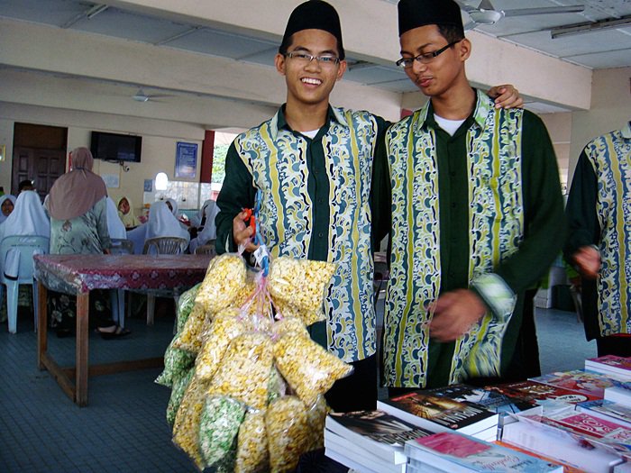SambestHillFM's tweet photo. REVOLUSI BAJU BATIK SAM BESTARI
Pertamanya sebelum min melangkah lebih jauh, min memohon maaf sekiranya ada kesilapan fakta
Roll it, Flashback Sambest minggu ini!
#FlashbackAsrama
#FlashbackSambest
#batchaseng
#SAMBestari
#AlumniSambest https://t.co/hk8R41V4bw