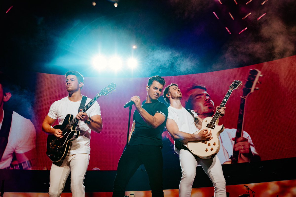 joejonas's tweet photo. So many emotions tonight Raleigh ❤️ https://t.co/YwEOBtRJdC