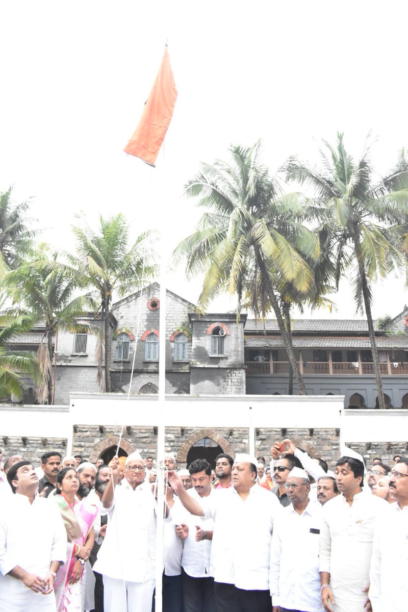 PawarSpeaks's tweet photo. देशाचा ७३वा #स्वातंत्र्यदिन कोल्हापूर येथील पूरग्रस्तांसह साजरा केला. महापुराचा मोठा फटका #कोल्हापूर शहराला आणि आजूबाजूच्या अनेक गावांना बसला आ���े. मुस्लिम बोर्डींग, नेहरू हायस्कूल येथे काही पूरग्रस्त कुटुंब आहेत. या कुटुंबातील भगिनी व बांधवांसह आजचा स्वातंत्र्य दिन साजरा केला. https://t.co/lWFW4pOiQI
