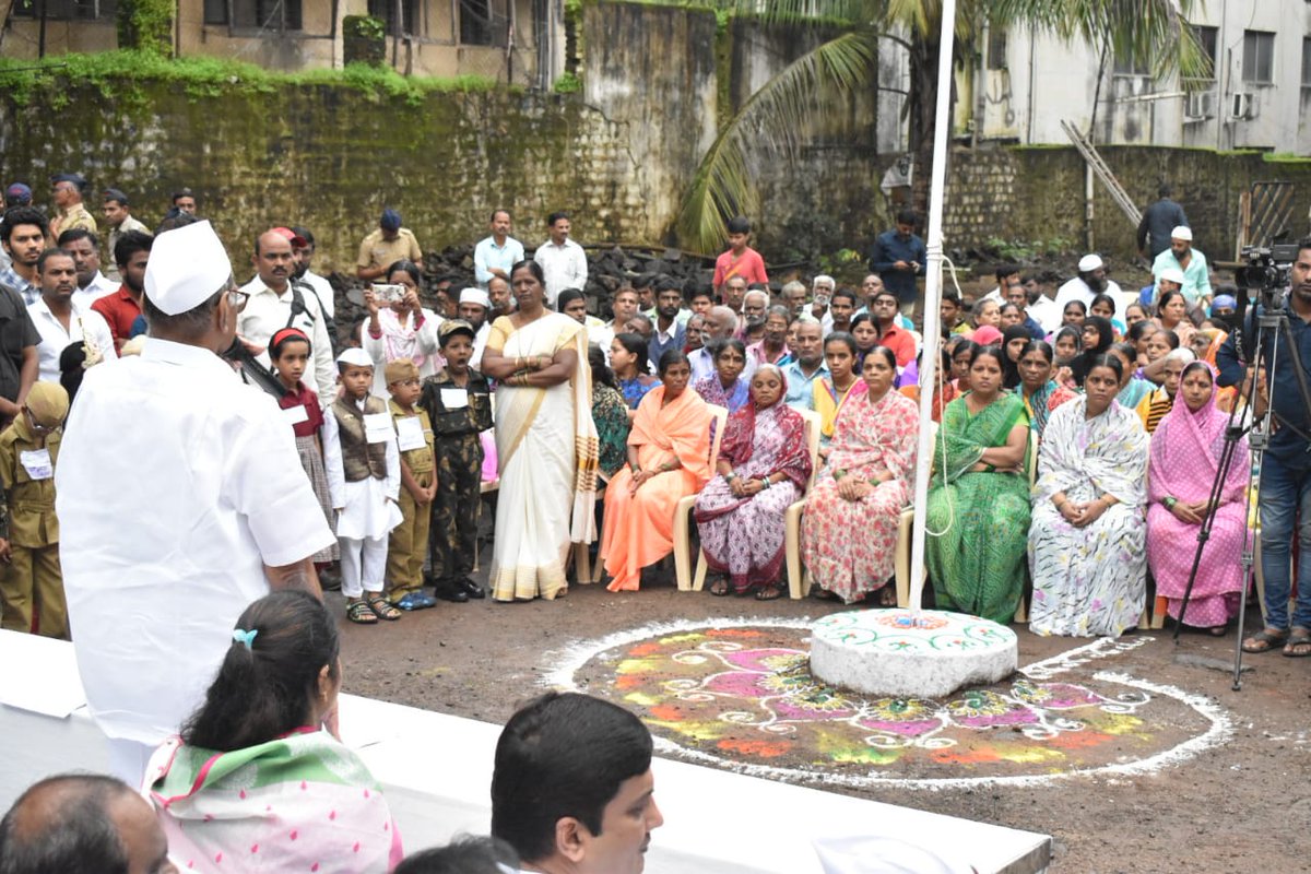 PawarSpeaks's tweet photo. देशाचा ७३वा #स्वातंत्र्यदिन कोल्हापूर येथील पूरग्रस्तांसह साजरा केला. महापुराचा मोठा फटका #कोल्हापूर शहराला आणि आजूबाजूच्या अनेक गावांना बसला आ���े. मुस्लिम बोर्डींग, नेहरू हायस्कूल येथे काही पूरग्रस्त कुटुंब आहेत. या कुटुंबातील भगिनी व बांधवांसह आजचा स्वातंत्र्य दिन साजरा केला. https://t.co/lWFW4pOiQI
