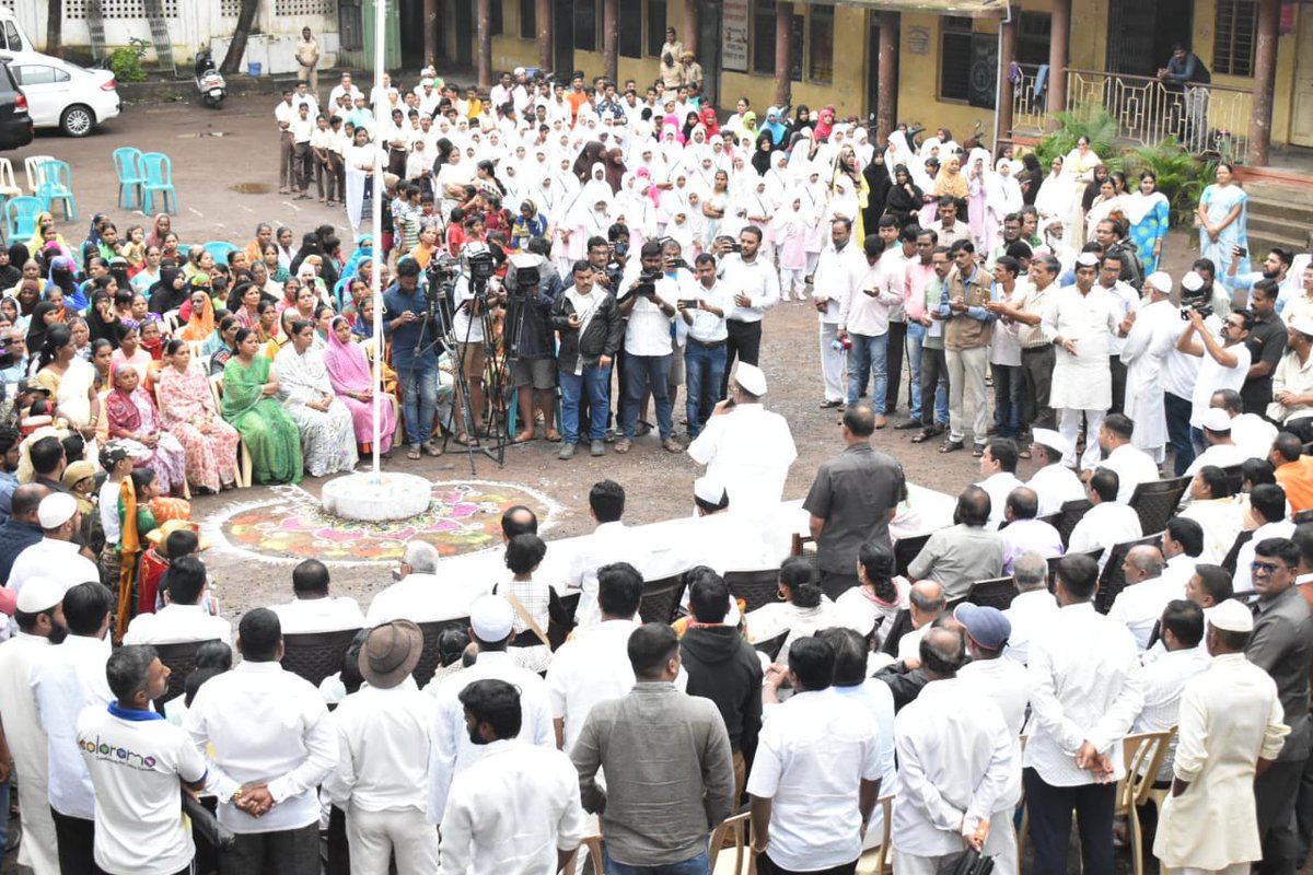 PawarSpeaks's tweet photo. देशाचा ७३वा #स्वातंत्र्यदिन कोल्हापूर येथील पूरग्रस्तांसह साजरा केला. महापुराचा मोठा फटका #कोल्हापूर शहराला आणि आजूबाजूच्या अनेक गावांना बसला आ���े. मुस्लिम बोर्डींग, नेहरू हायस्कूल येथे काही पूरग्रस्त कुटुंब आहेत. या कुटुंबातील भगिनी व बांधवांसह आजचा स्वातंत्र्य दिन साजरा केला. https://t.co/lWFW4pOiQI