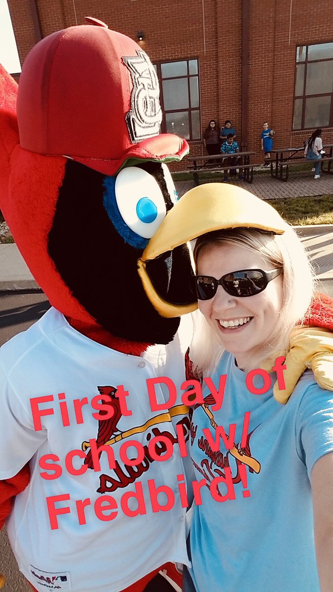 geowilkerson's tweet photo. 🚔@SwanseaPoliceIL  had some FUN with Fredbird today at High Mount School as we welcomed our students on their first day. ⚾️#HMS116 THANK YOU @Cardinals https://t.co/xvwYFT7DDI