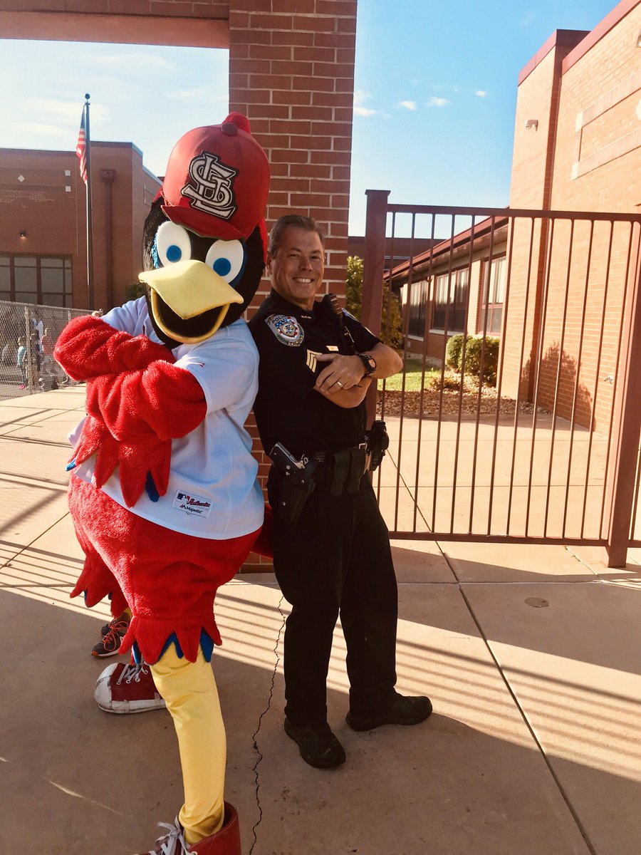 geowilkerson's tweet photo. 🚔@SwanseaPoliceIL  had some FUN with Fredbird today at High Mount School as we welcomed our students on their first day. ⚾️#HMS116 THANK YOU @Cardinals https://t.co/xvwYFT7DDI